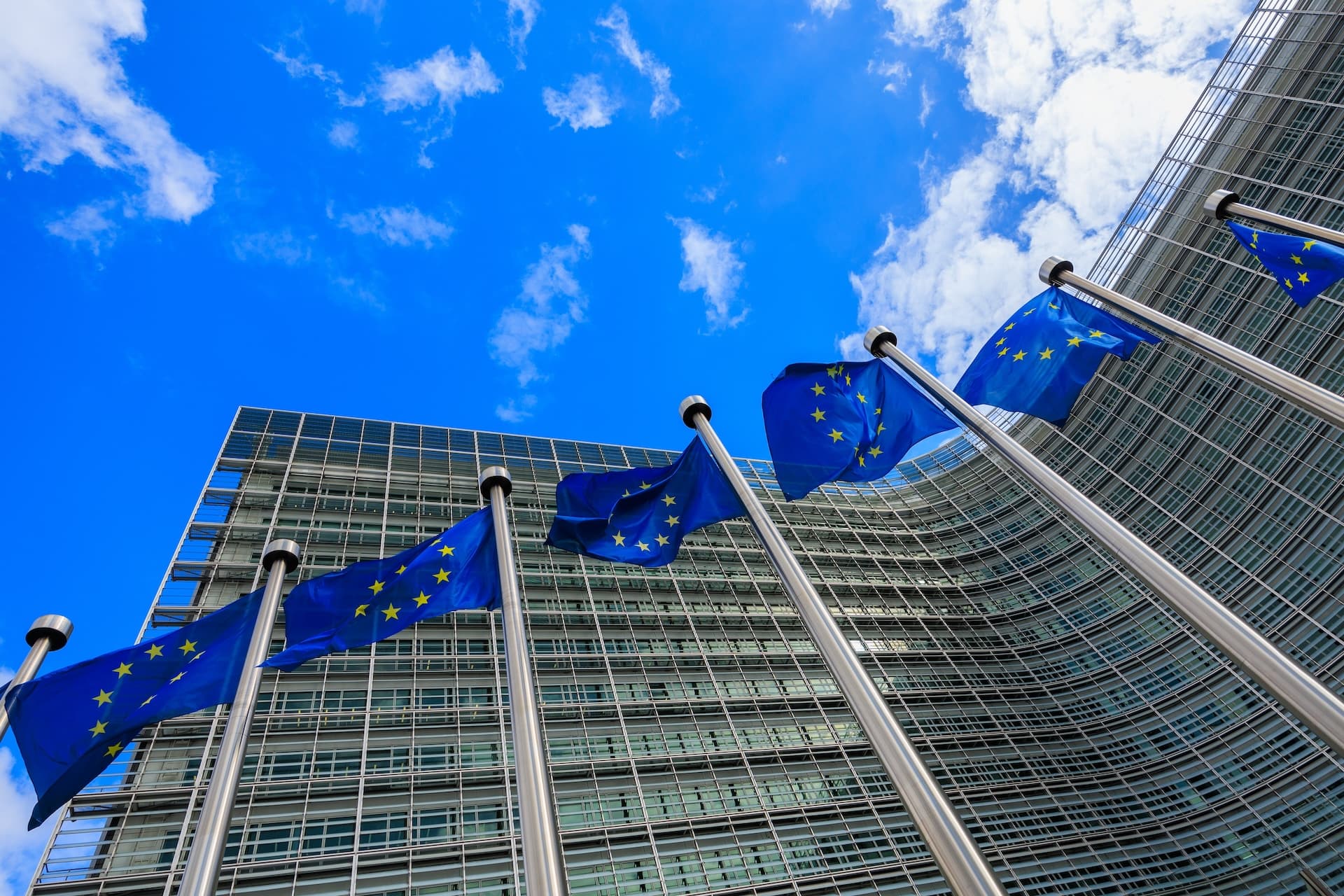 Cover Image for EU-Parlament lockert CO₂-Grenzwerte für Autohersteller