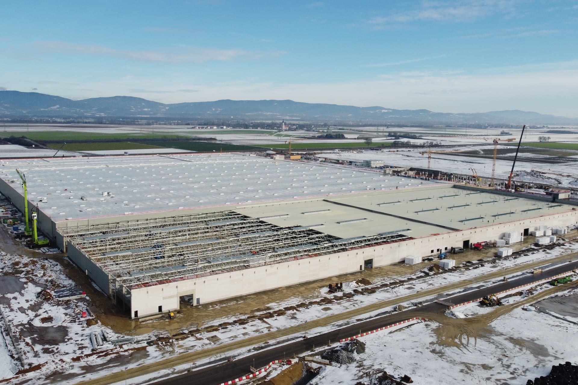 Cover Image for BMW: Bau der Batteriemontage in Niederbayern liegt im Plan