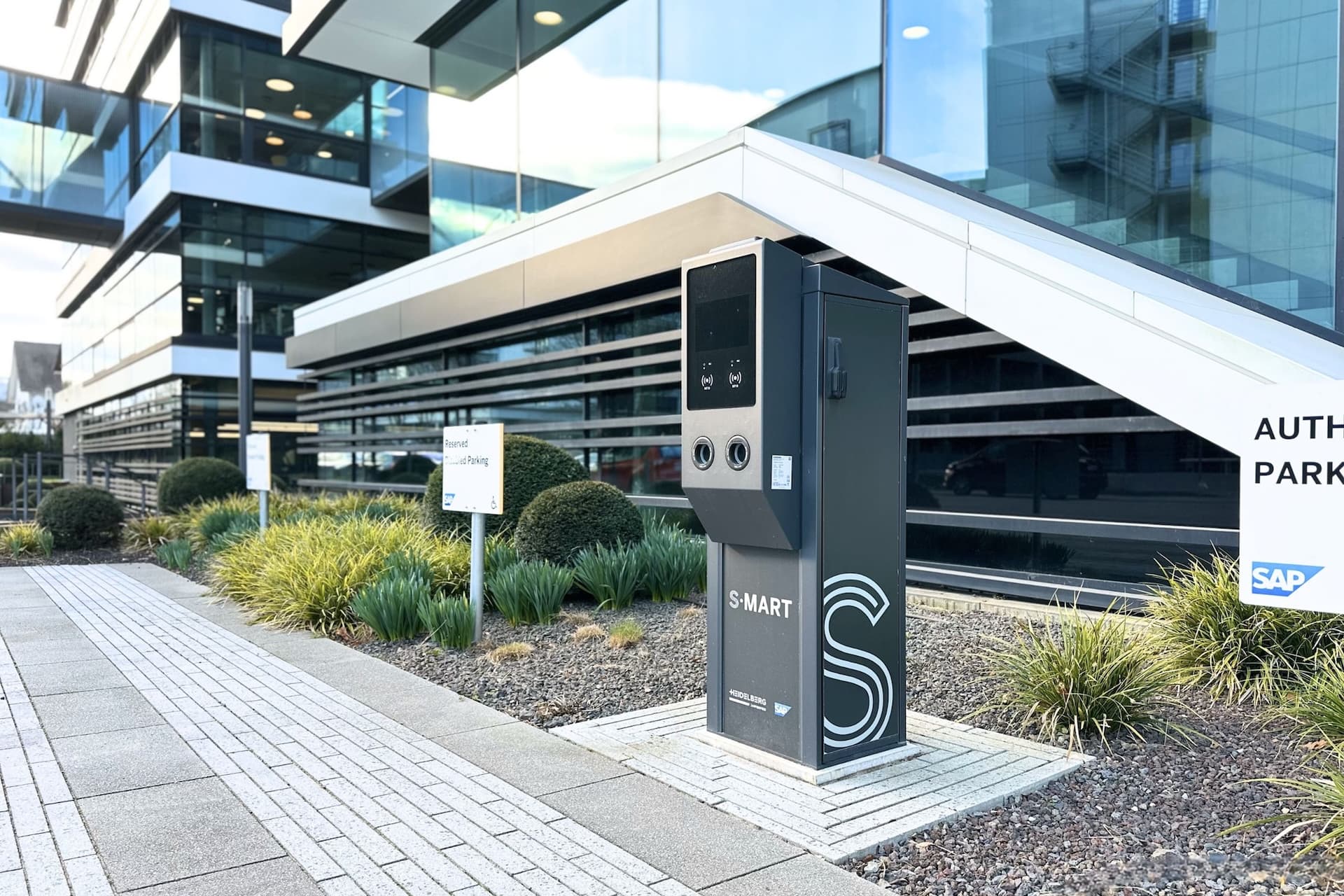 Cover Image for SAP lädt Tausende E-Autos mit Amperfied