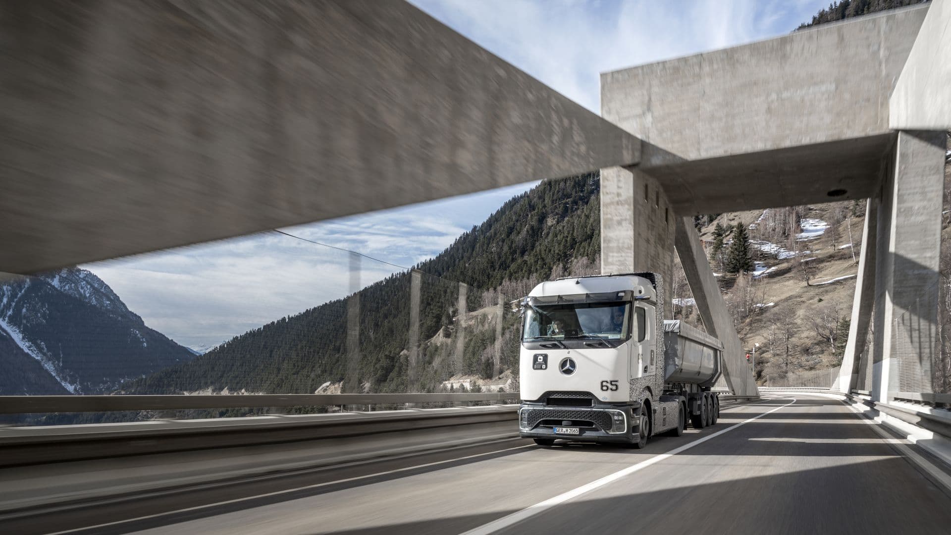 Cover Image for Daimler GenH2-Prototyp fährt 6500 km im Wintereinsatz