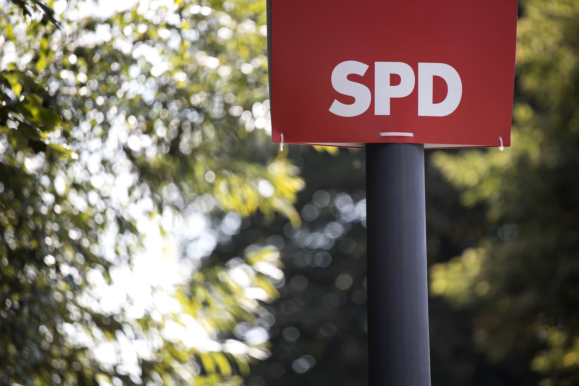 Cover Image for SPD fordert in Koalitionsverhandlungen Anreize für E-Autos