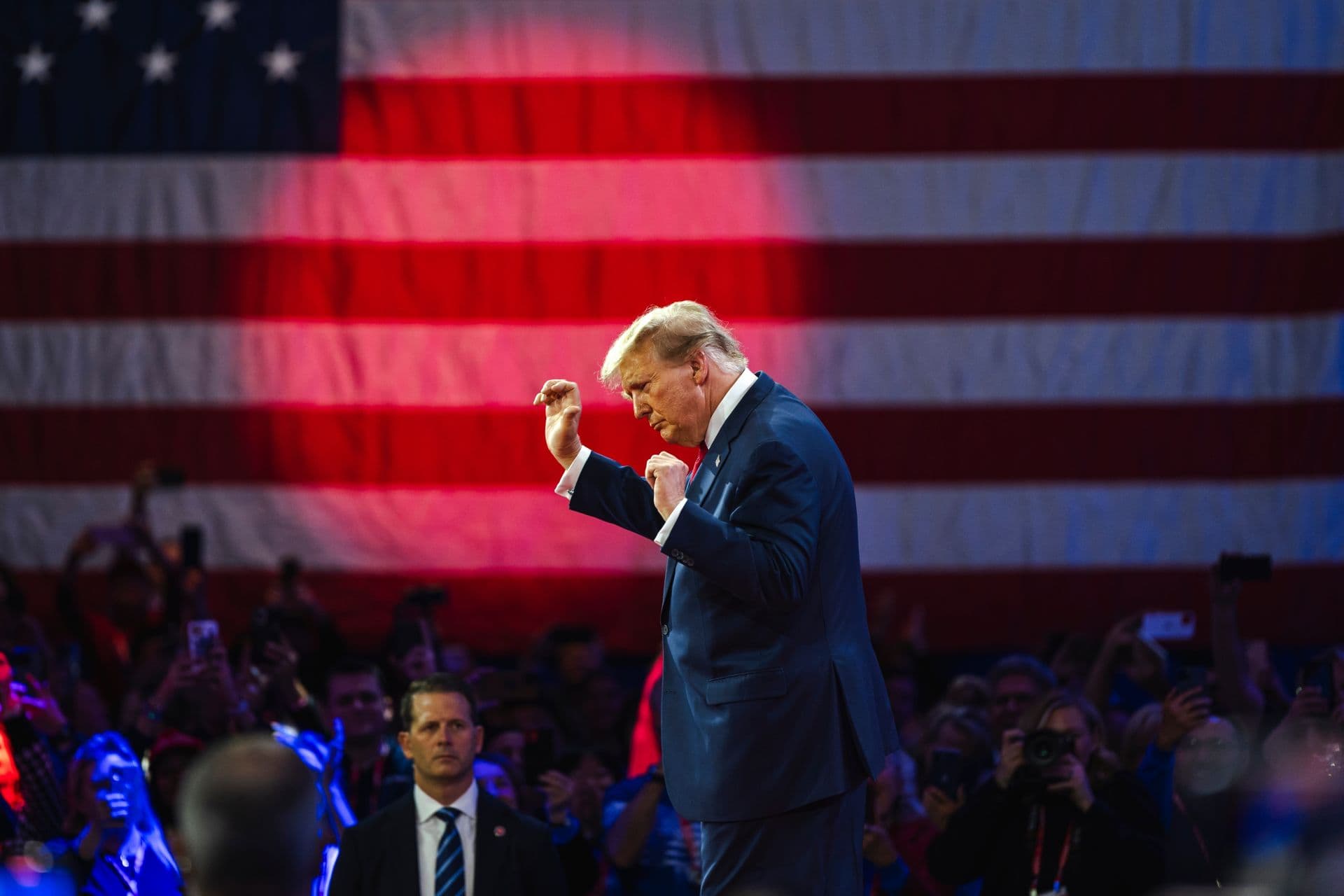 Cover Image for Trump pausiert neue Zölle, aber Autozölle bleiben