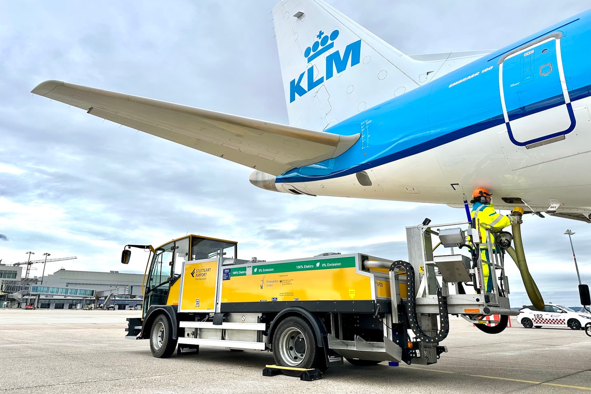 Cover Image for Flughafen Stuttgart setzt auf E-Fahrzeuge und Stationärspeicher