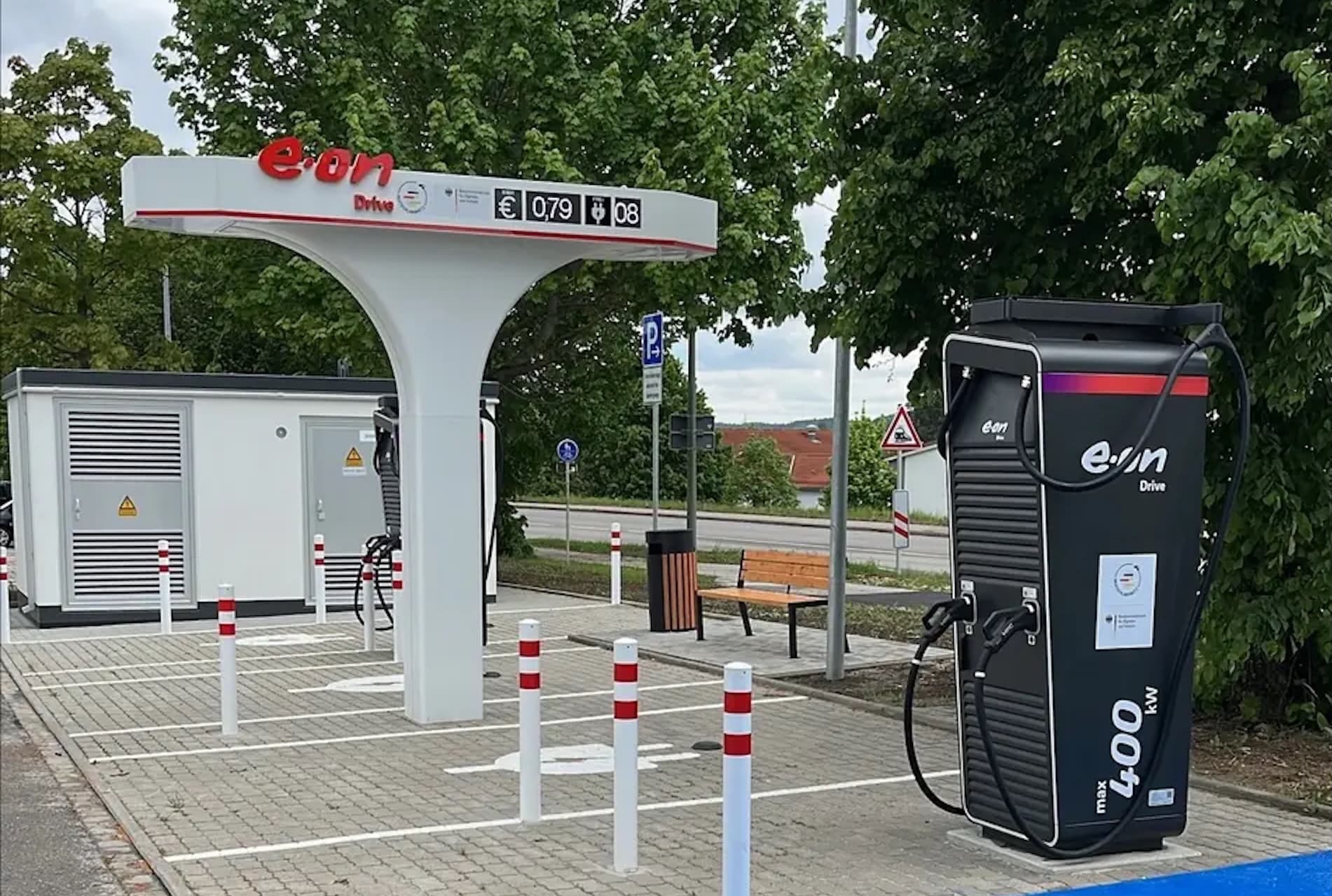 Eon-Schnelllader: Neuartiger T-Pole zeigt Preis und Belegung an