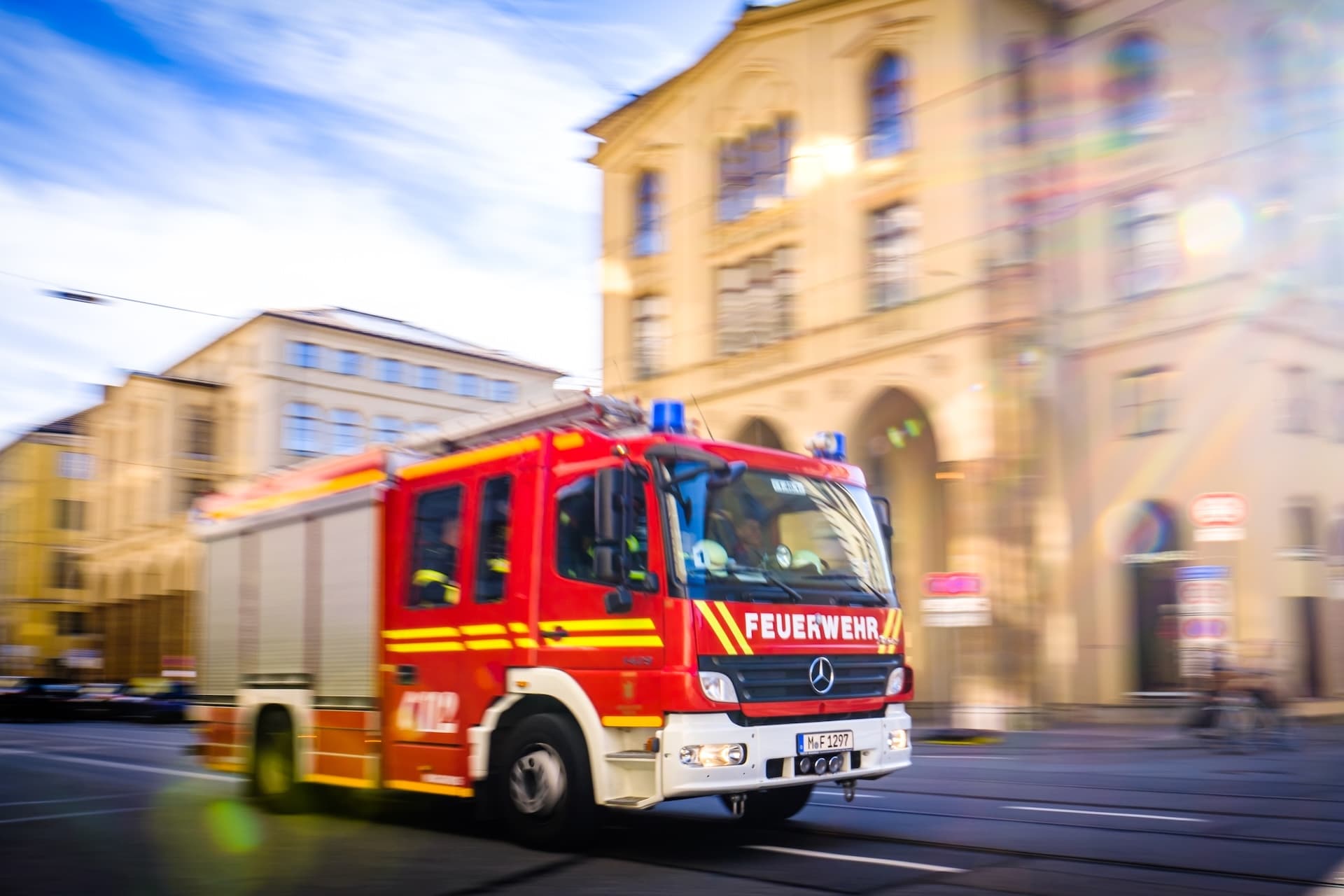 Cover Image for Was die Feuerwehr ihren Einsatzkräften bei E-Auto-Bränden rät