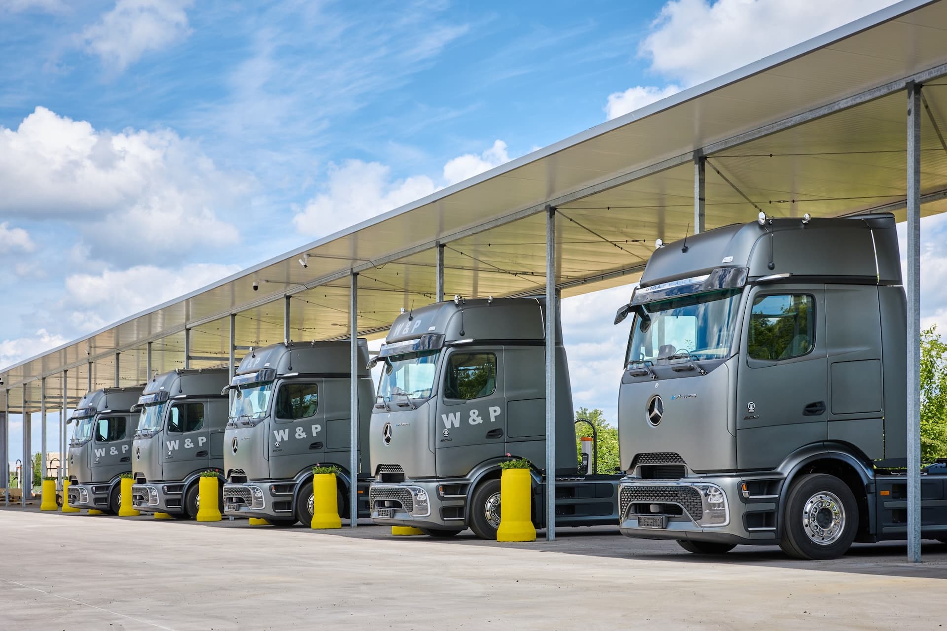 Cover Image for W&P flottet 20 Elektro-Lkw Mercedes-Benz eActros 600 ein
