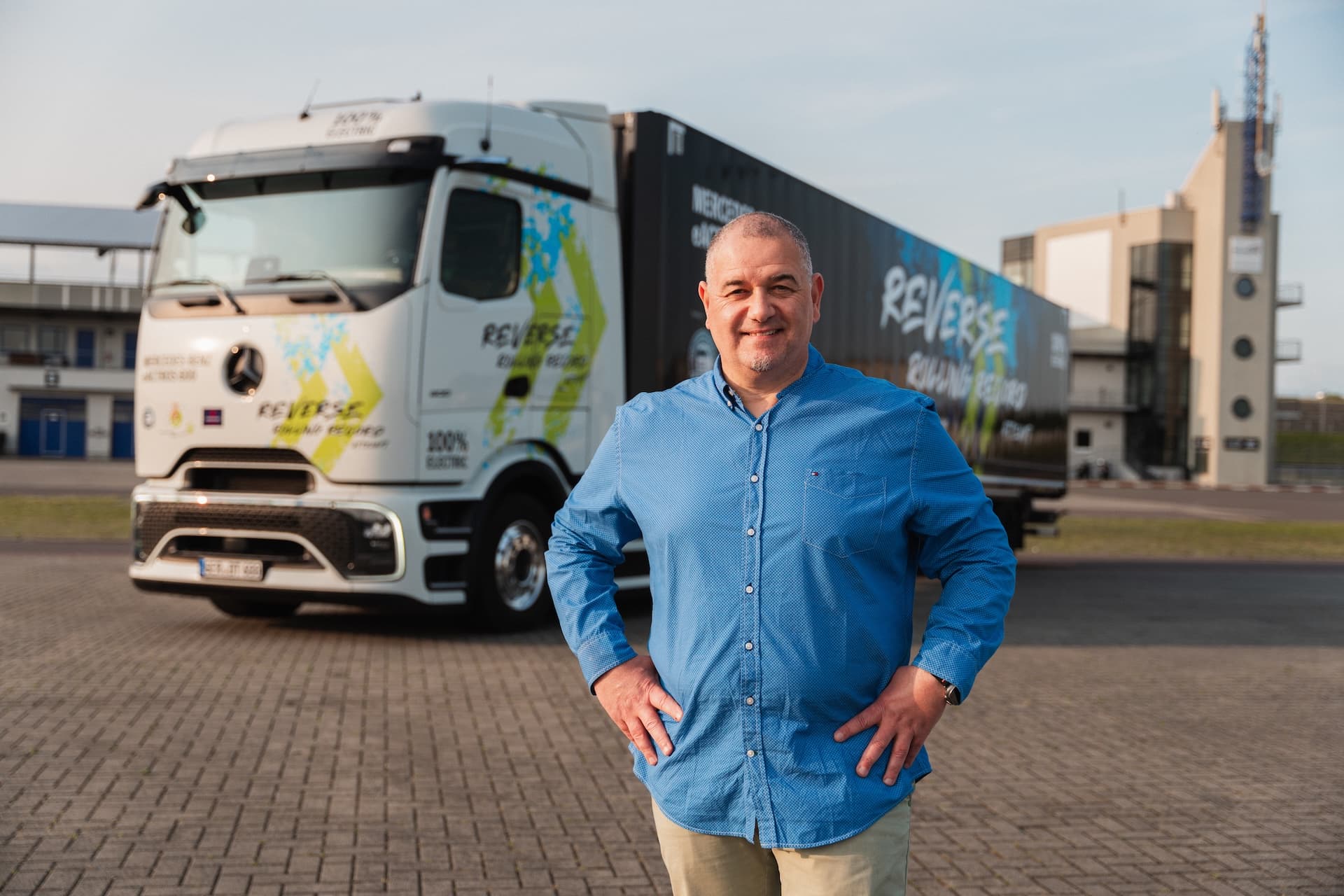 Cover Image for 125 Kilometer Rückwärts: Rekordfahrt im Elektro-Lkw eActros 600