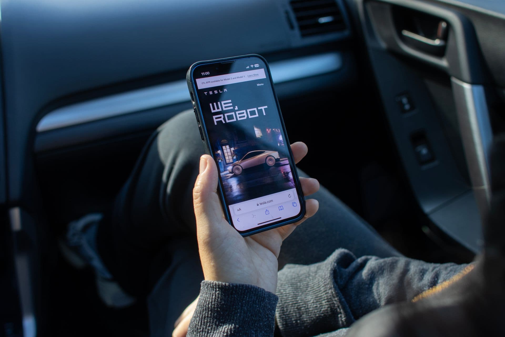 Tesla Robotaxi überfährt Kinder-Dummy bei FSD-Test