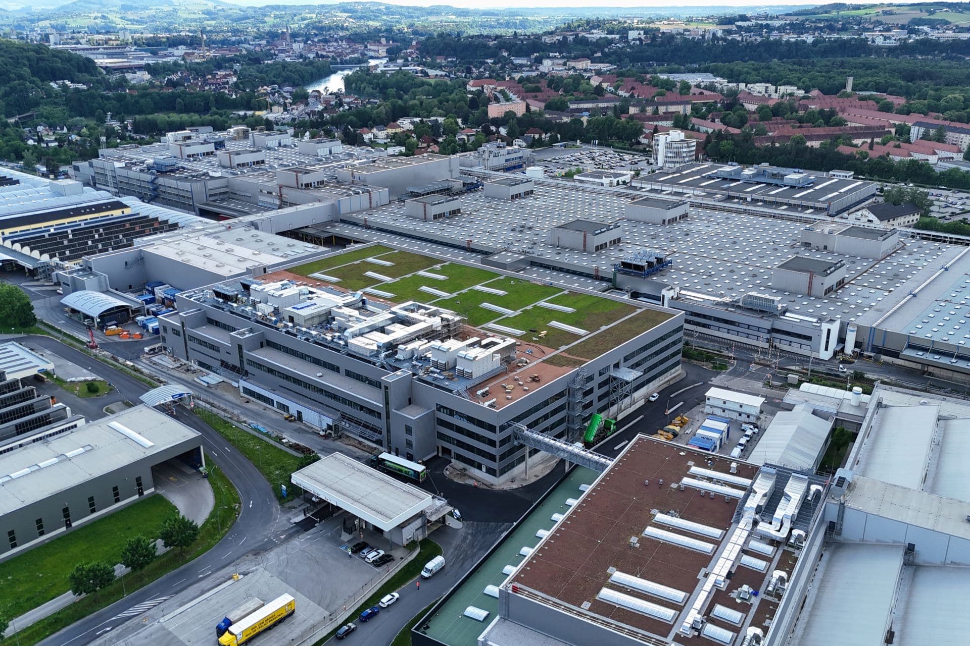 Cover Image for BMW plant vorsichtigen Hochlauf bei E-Auto-Antrieben