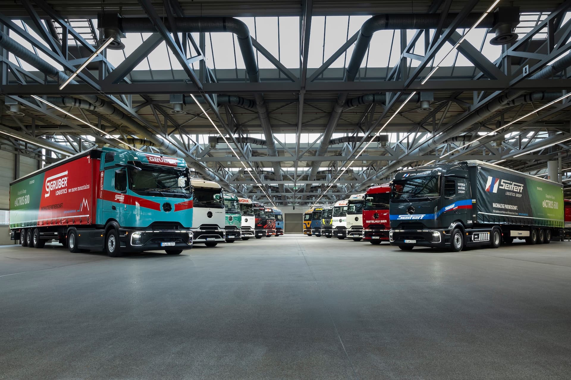 Cover Image for Elektrifizierte Werkslogistik bei Daimler Truck: 14 eActros 600 starten mit Sternfahrt auf Fernverkehrsrouten