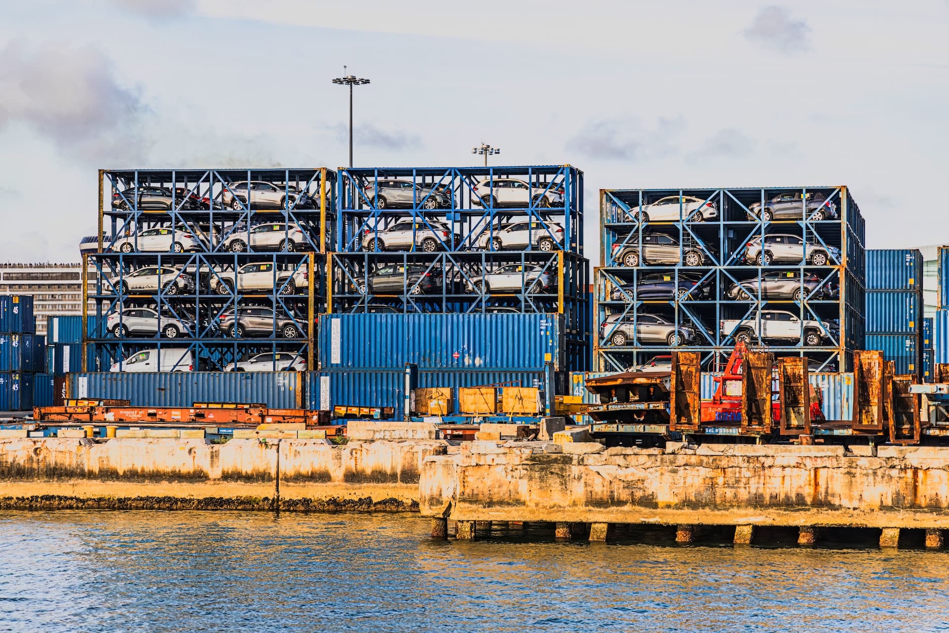 Cover Image for US-Zölle: Hersteller zögern damit, die Autopreise zu erhöhen