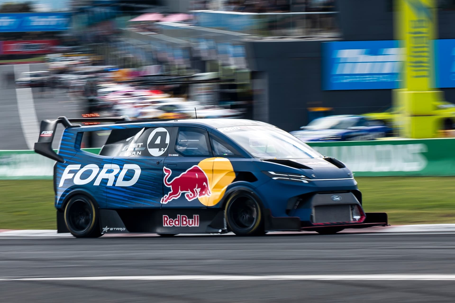 Transit Supervan Ford Transit SuperVan 4.2 schreibt Geschichte am Nürburgring
