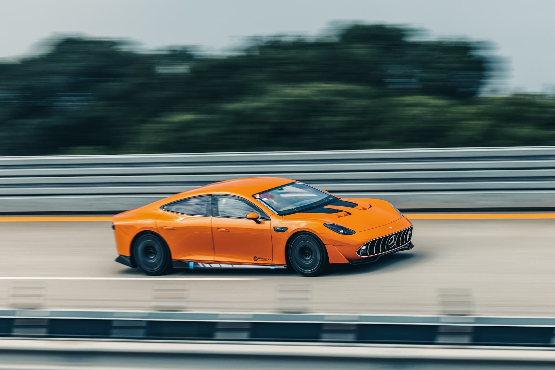 Cover Image for Concept AMG GT XX stellt 25 neue E-Auto-Rekorde auf