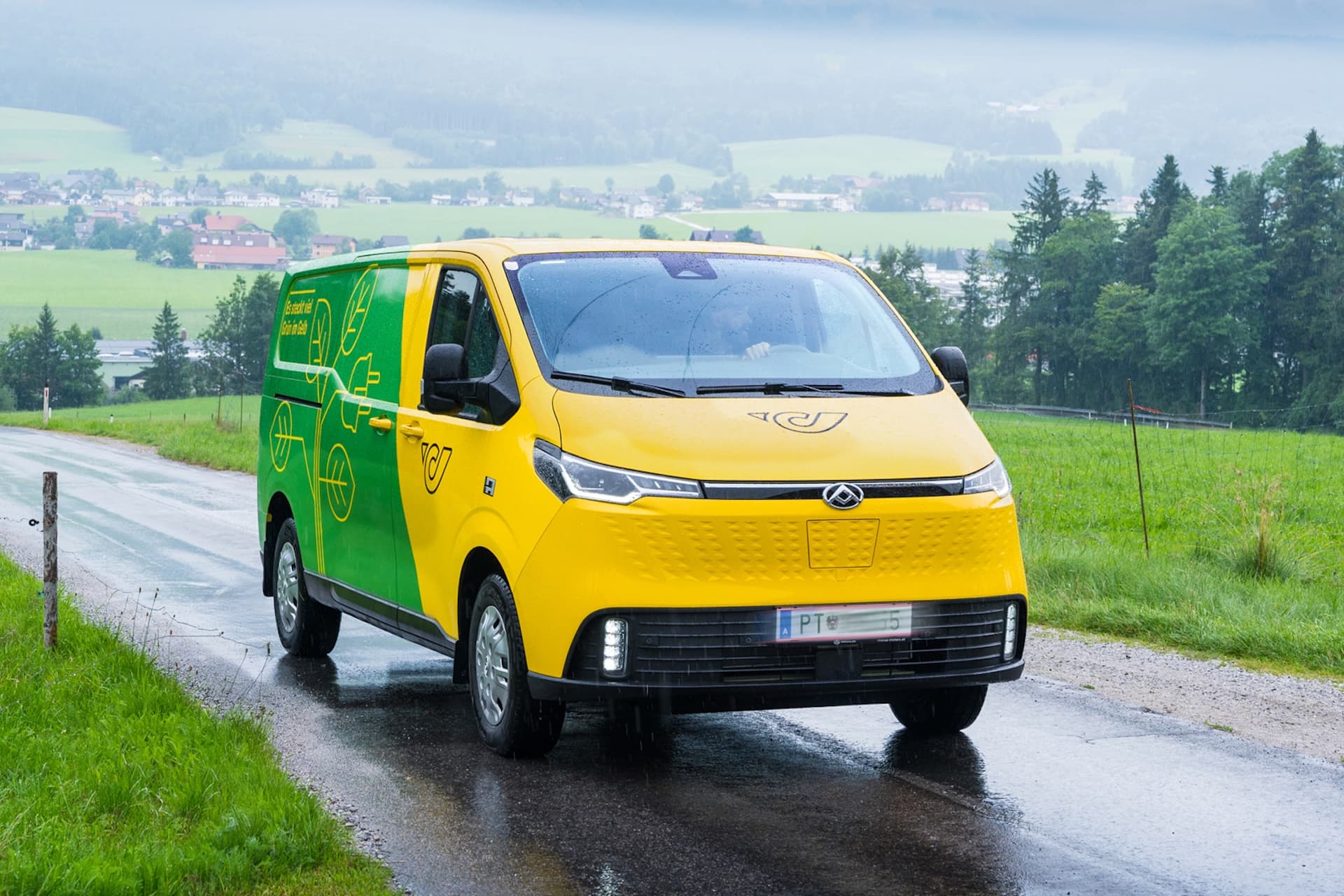 Österreichs Post fährt dank Allrad-Van nun auch Bergregionen mit E-Autos an