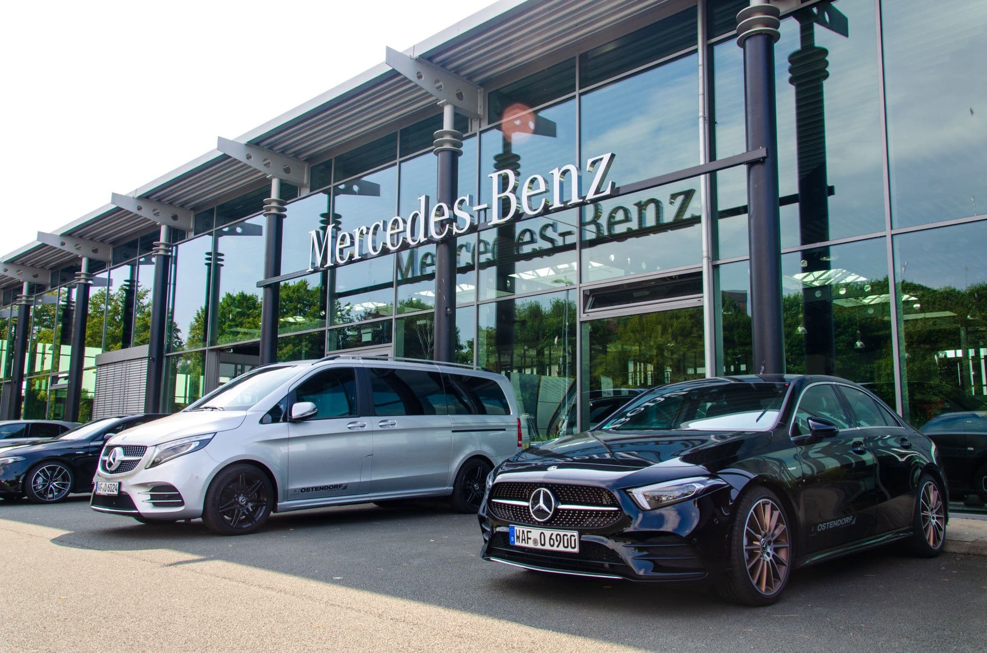 Cover Image for Verbrenner-Offensive: Mercedes drückt die Preise