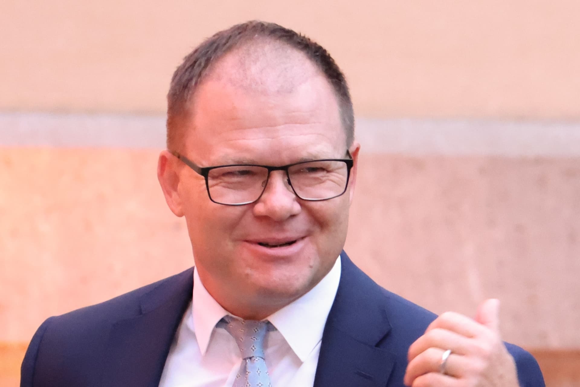 Cover Image for Umweltminister Carsten Schneider: E-Autos sind „richtig geil“