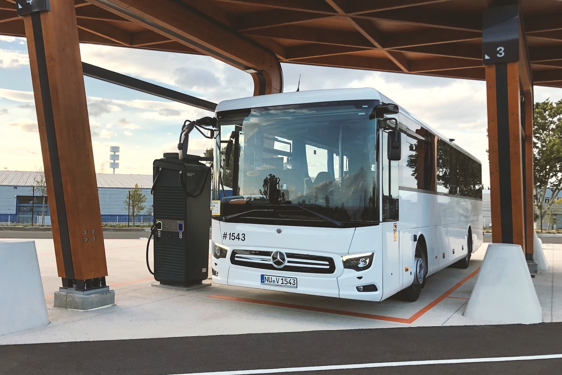 Cover Image for Daimler Buses baut öffentliche Ladesäulen für E-Busse selbst auf