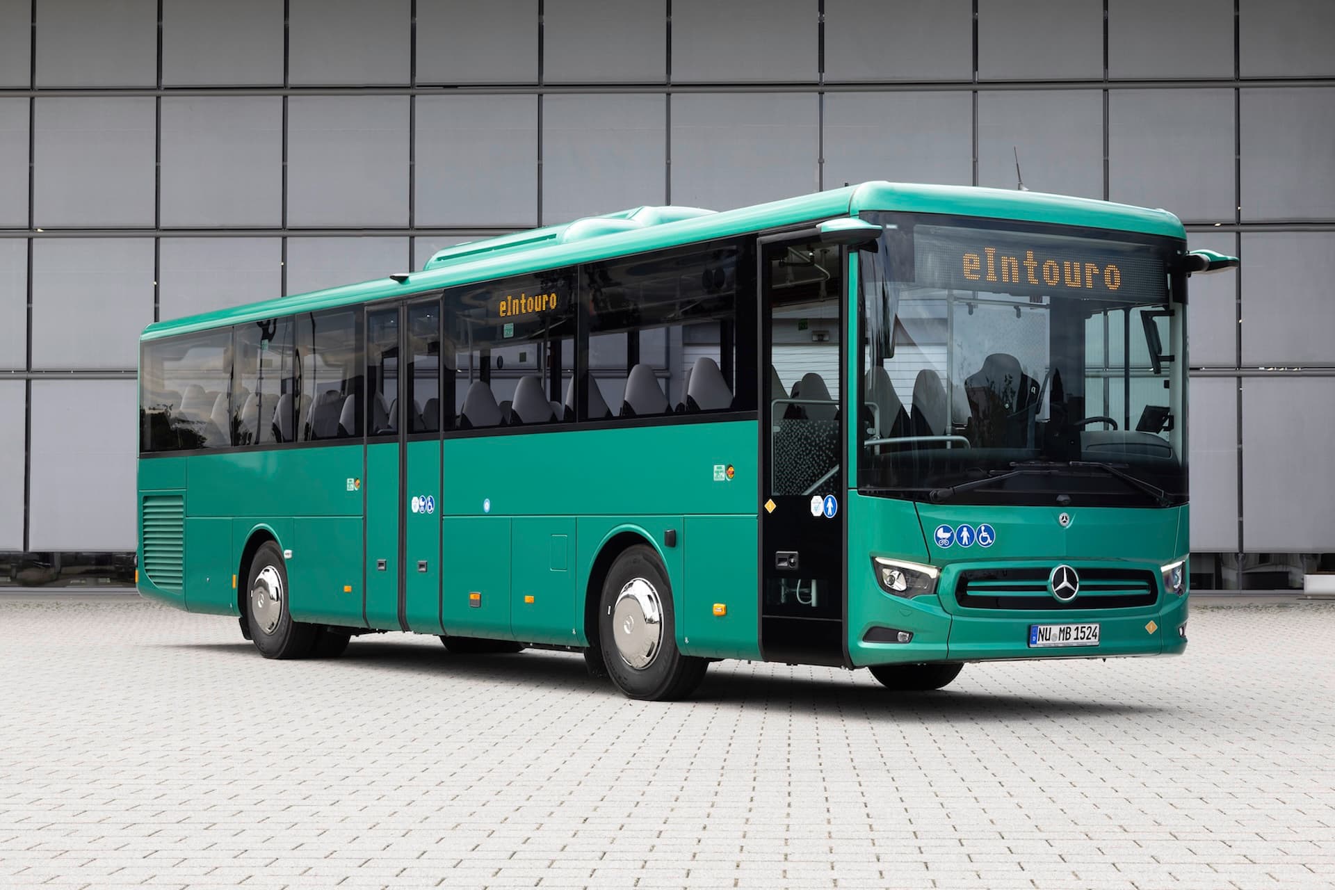 Cover Image for Überland-Elektrobus Mercedes-Benz eIntouro feiert Weltpremiere
