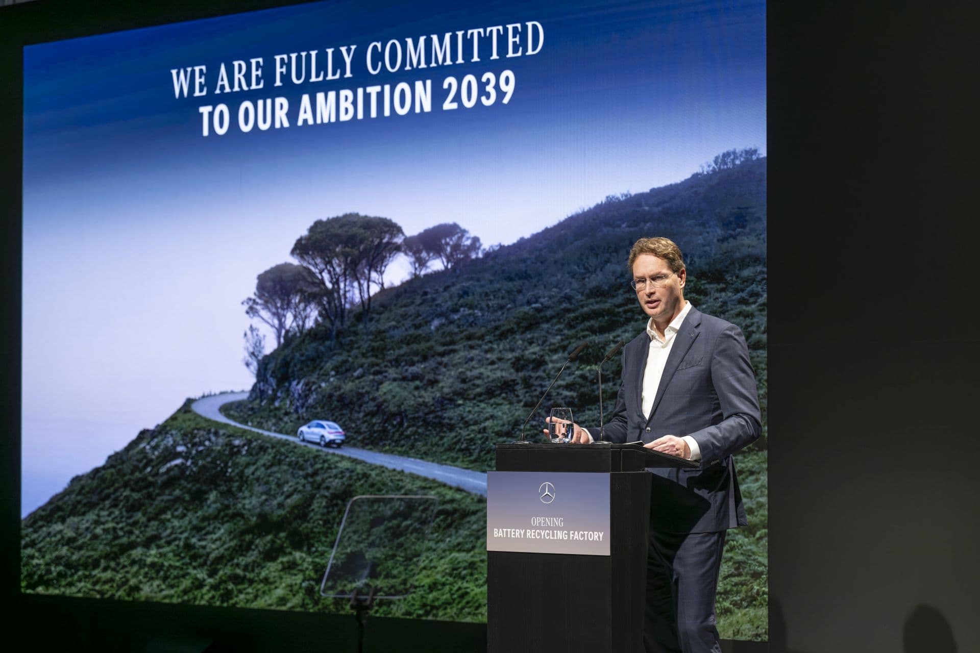 Cover Image for Mercedes-CEO: „Wir haben Kostenziele, keine Kopfziele“