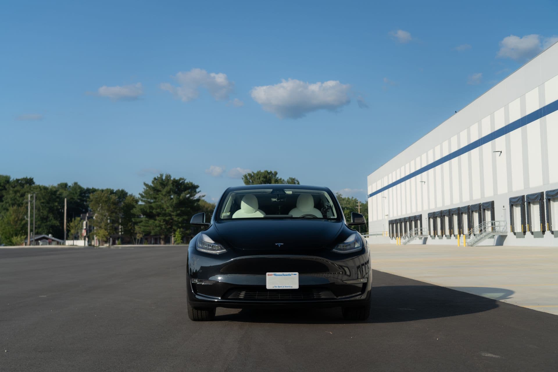 Cover Image for Tesla speckt das Model Y ab und macht es deutlich günstiger