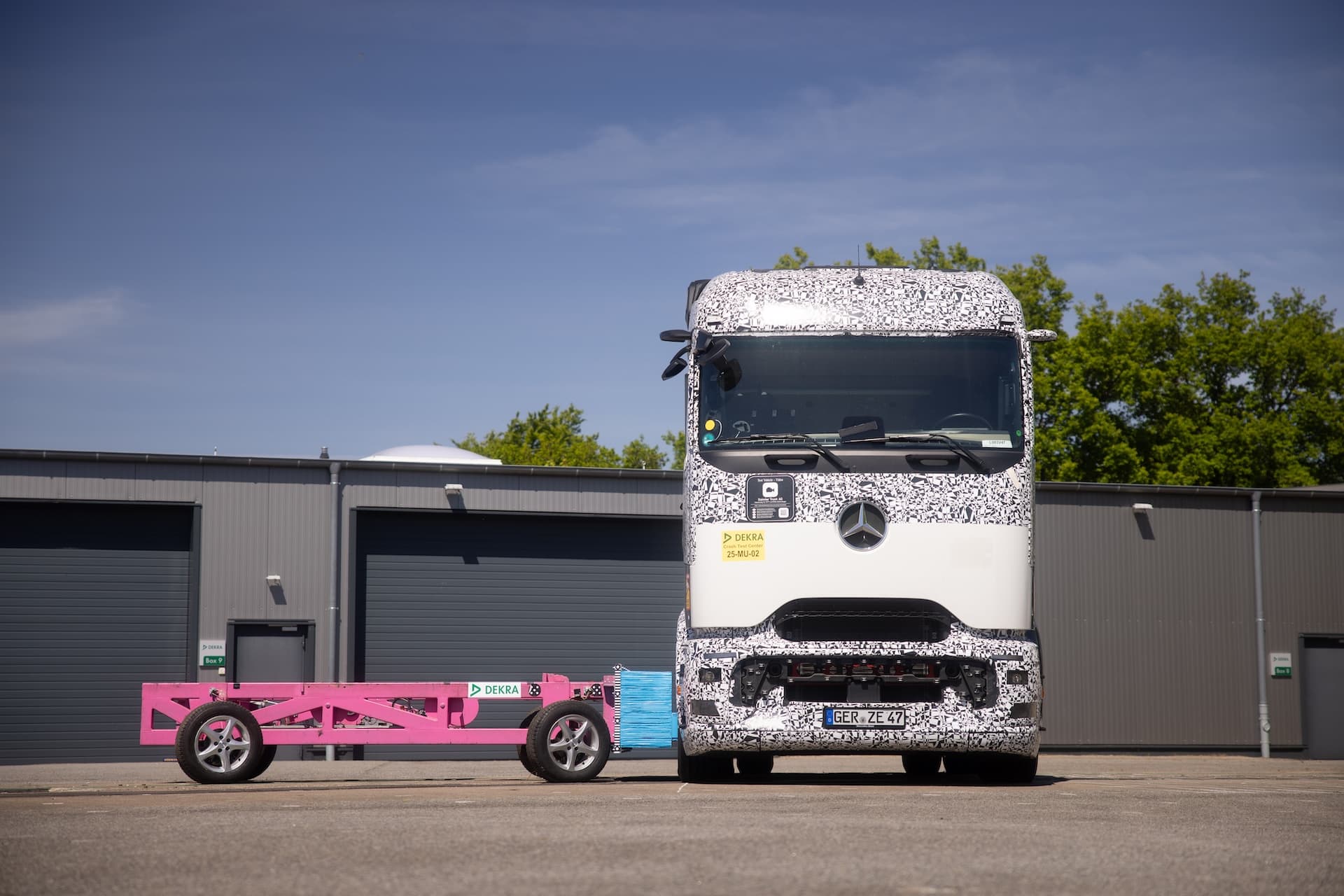 Cover Image for Mercedes-Benz eActros 600 überzeugt im Crash-Test