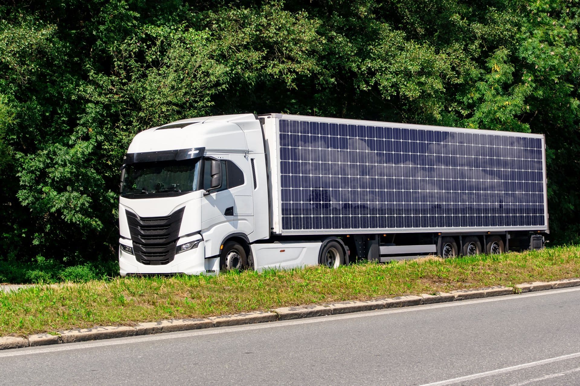 Solarstrom auf Rädern für Busdepots und Autobahn-Hubs