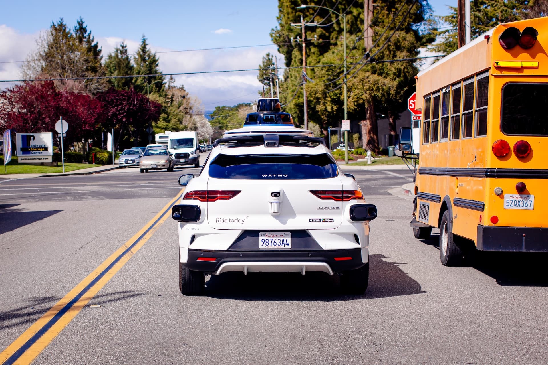 Robotaxis passieren Schulbusse: US-Sicherheitsbehörde prüft Waymo