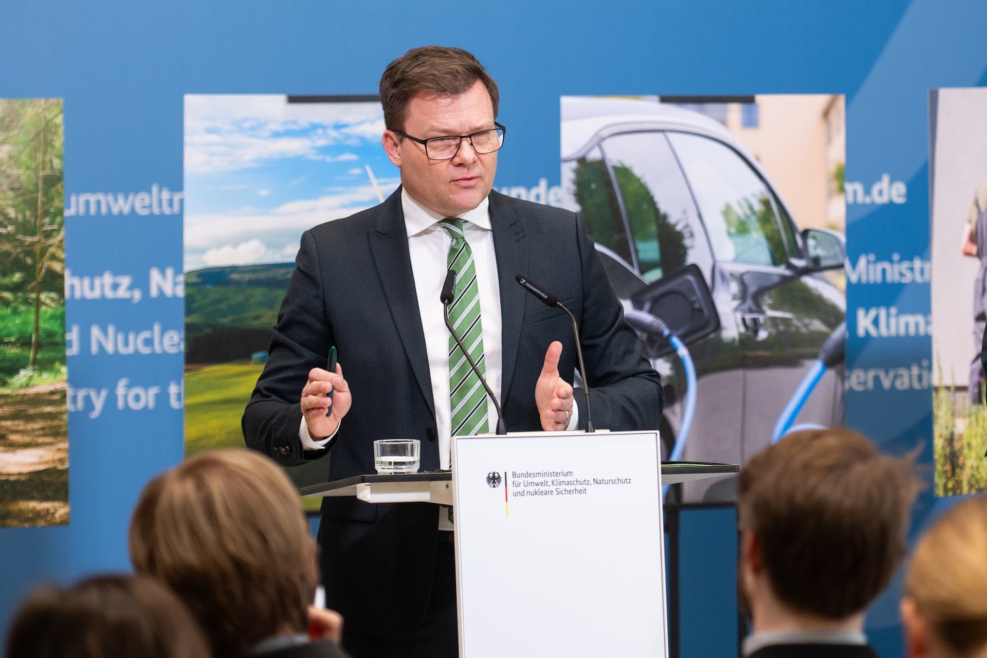 Schneider: Elektroautos machen uns unabhängig von fossilen Krisen