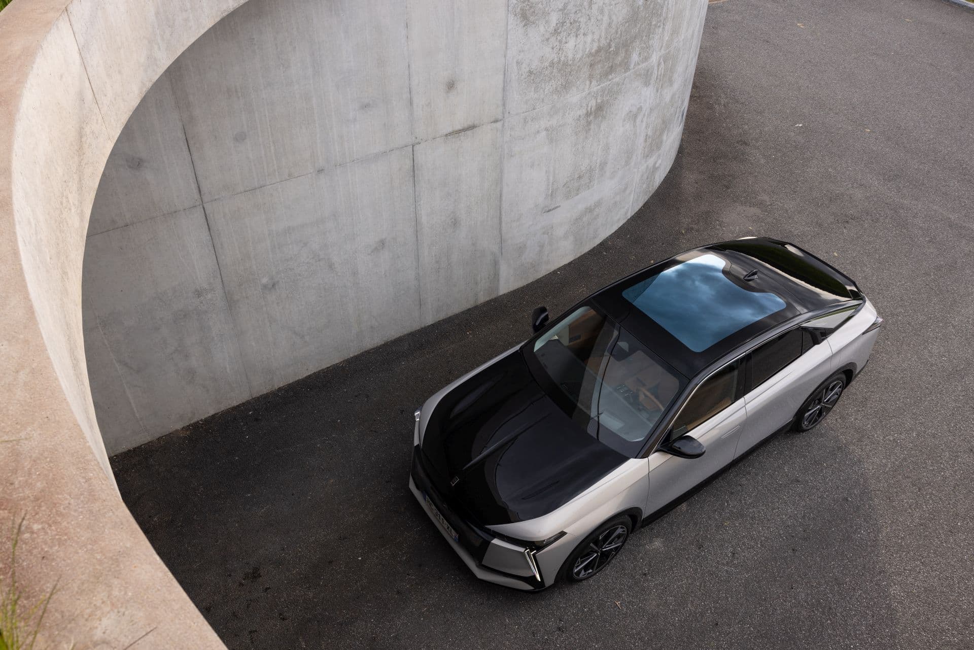 DS N°8 erhält Plug & Charge und 22-kW-Lader