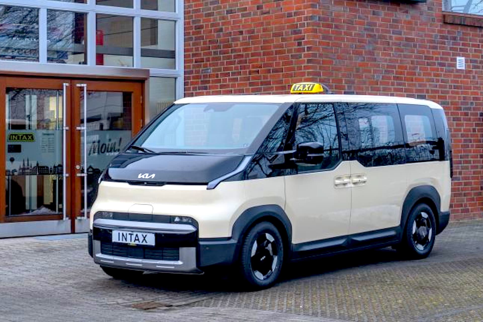 Intax bezieht E-Transporter PV5 von Kia