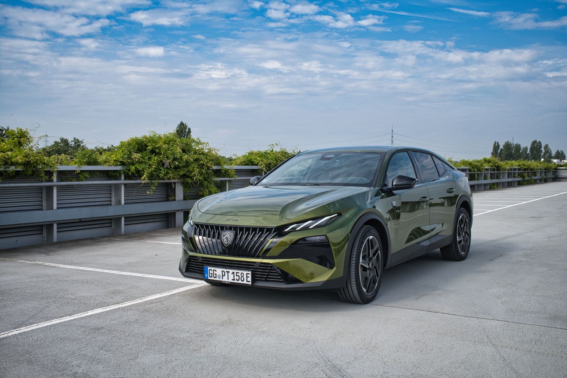 So schlägt sich der Peugeot e-408 GT Exclusive im Alltag