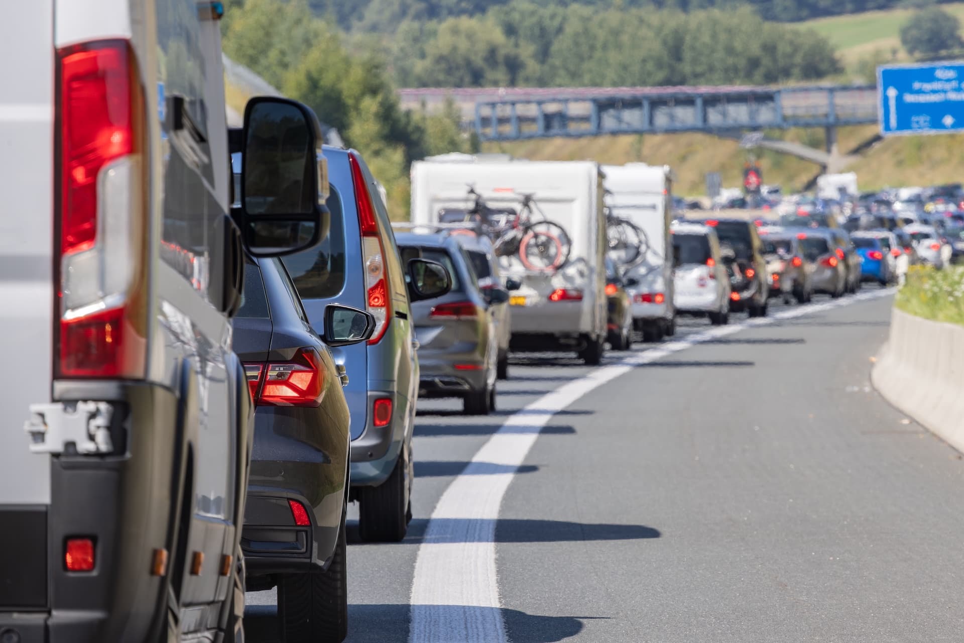 Urlaubsfahrt 2026: Verbrenner zahlen drauf, E-Autos laden günstiger