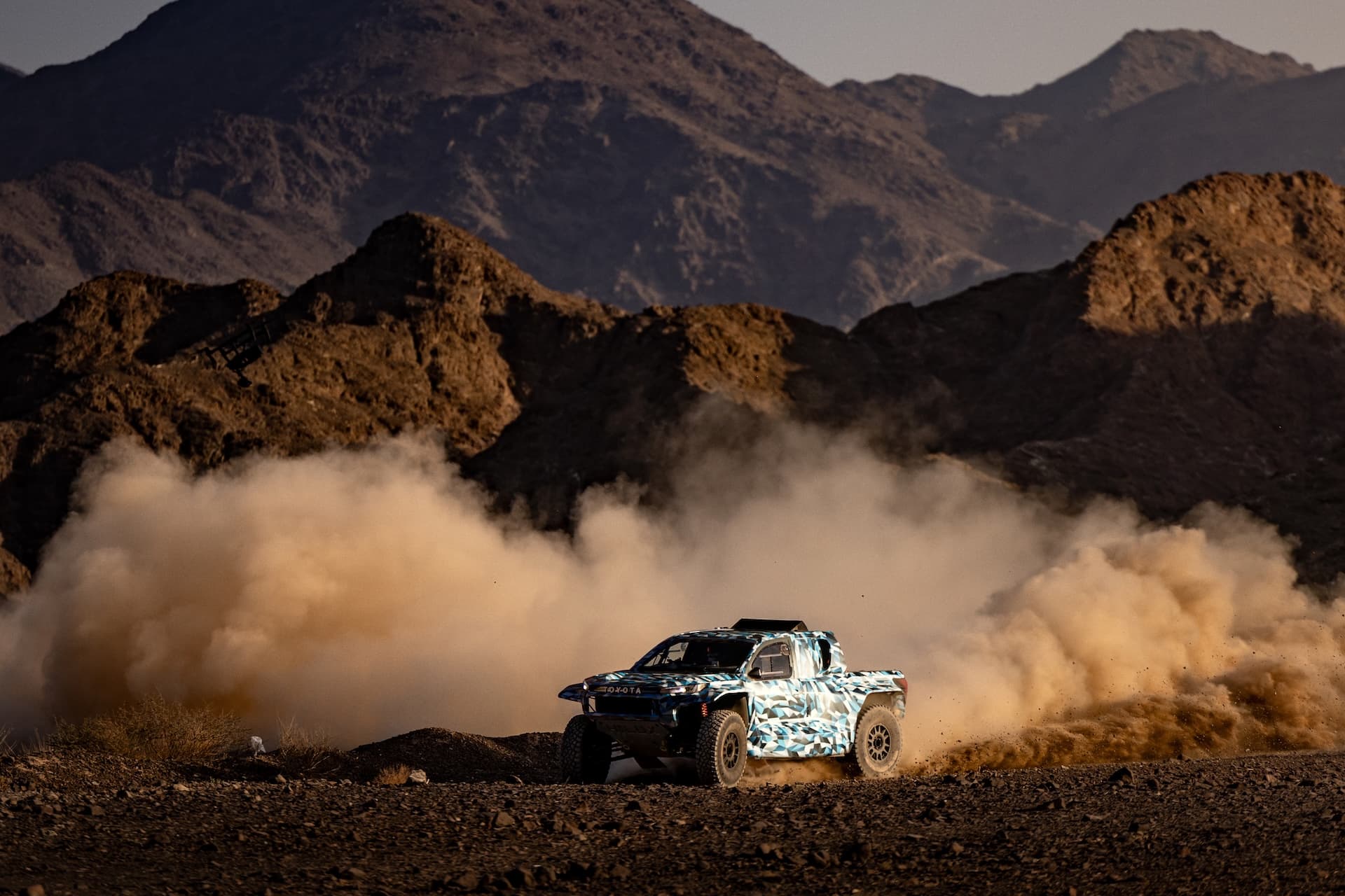 Toyota schickt Brennstoffzellen-Hilux zur Rallye Dakar