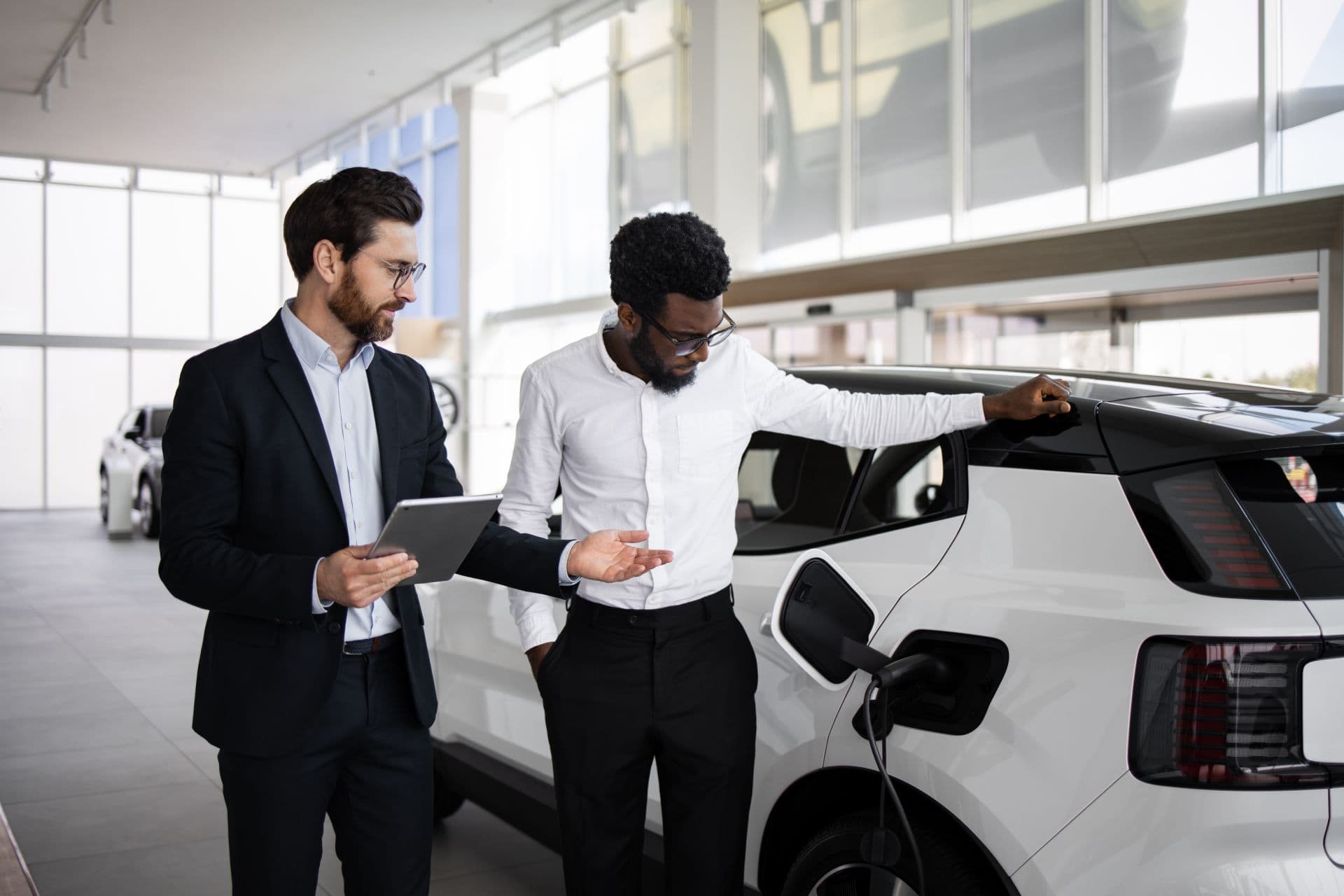 Was E-Auto-Kund:innen vom Autohaus wirklich erwarten