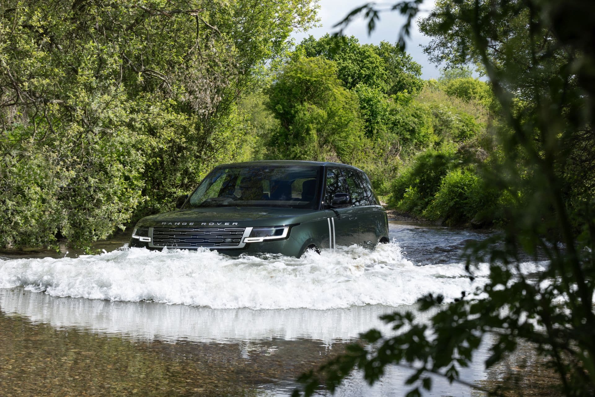 Range Rover Electric erste Fahrt über Stock und Stein in Gaydon