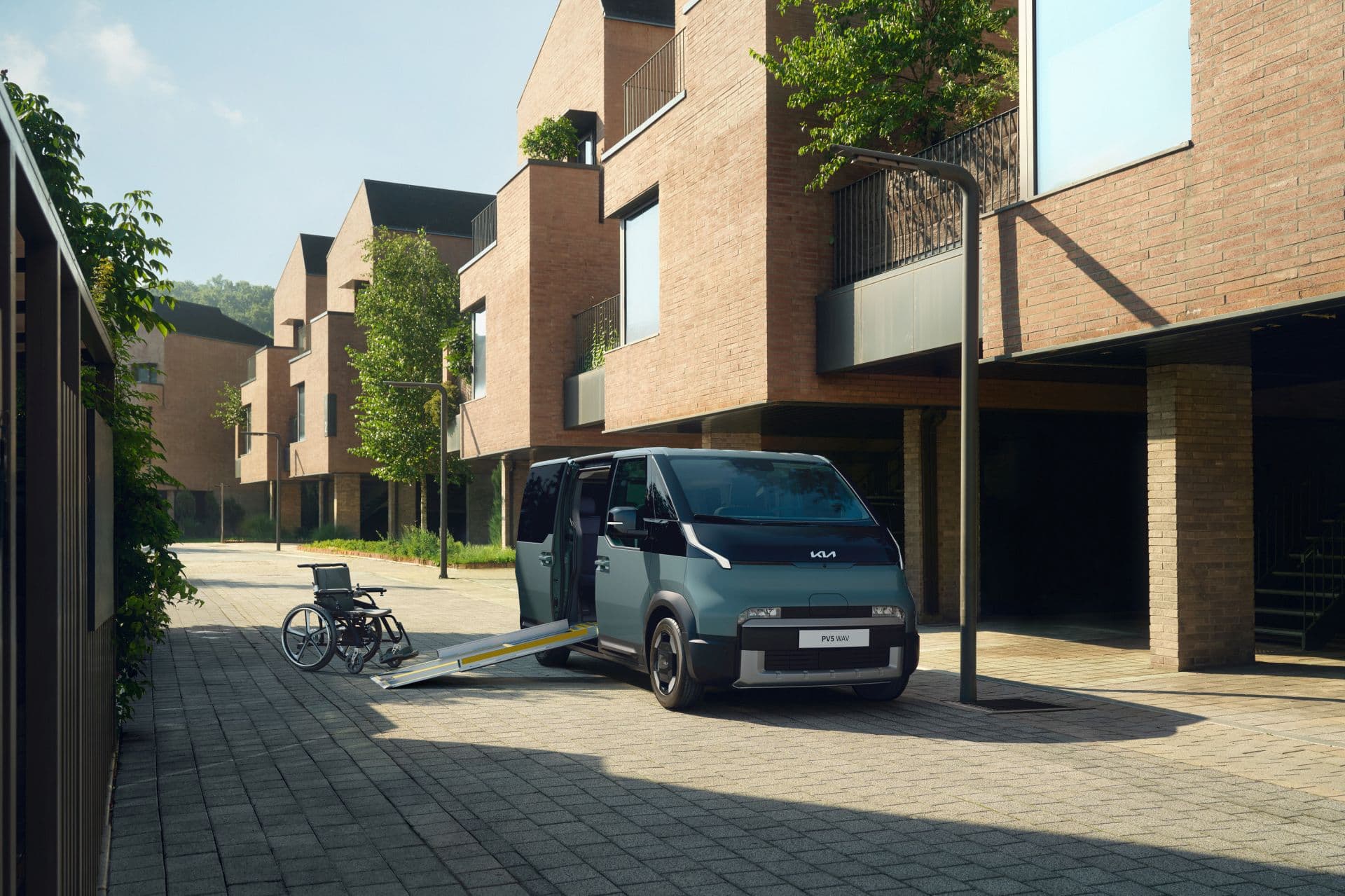 Kia PV5 WAV: Elektro-Kleinbus mit Rollstuhlrampe