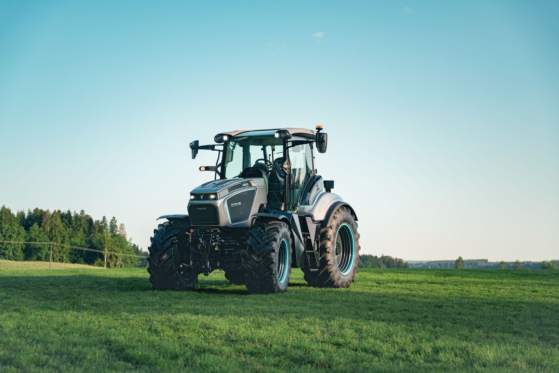 Tadus Elektro-Traktor arbeitet auch dann, wenn er stillsteht