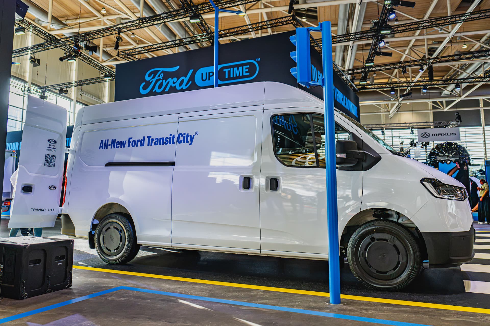 Ford bringt E-Transit auf 432 km Reichweite und baut Transit City aus