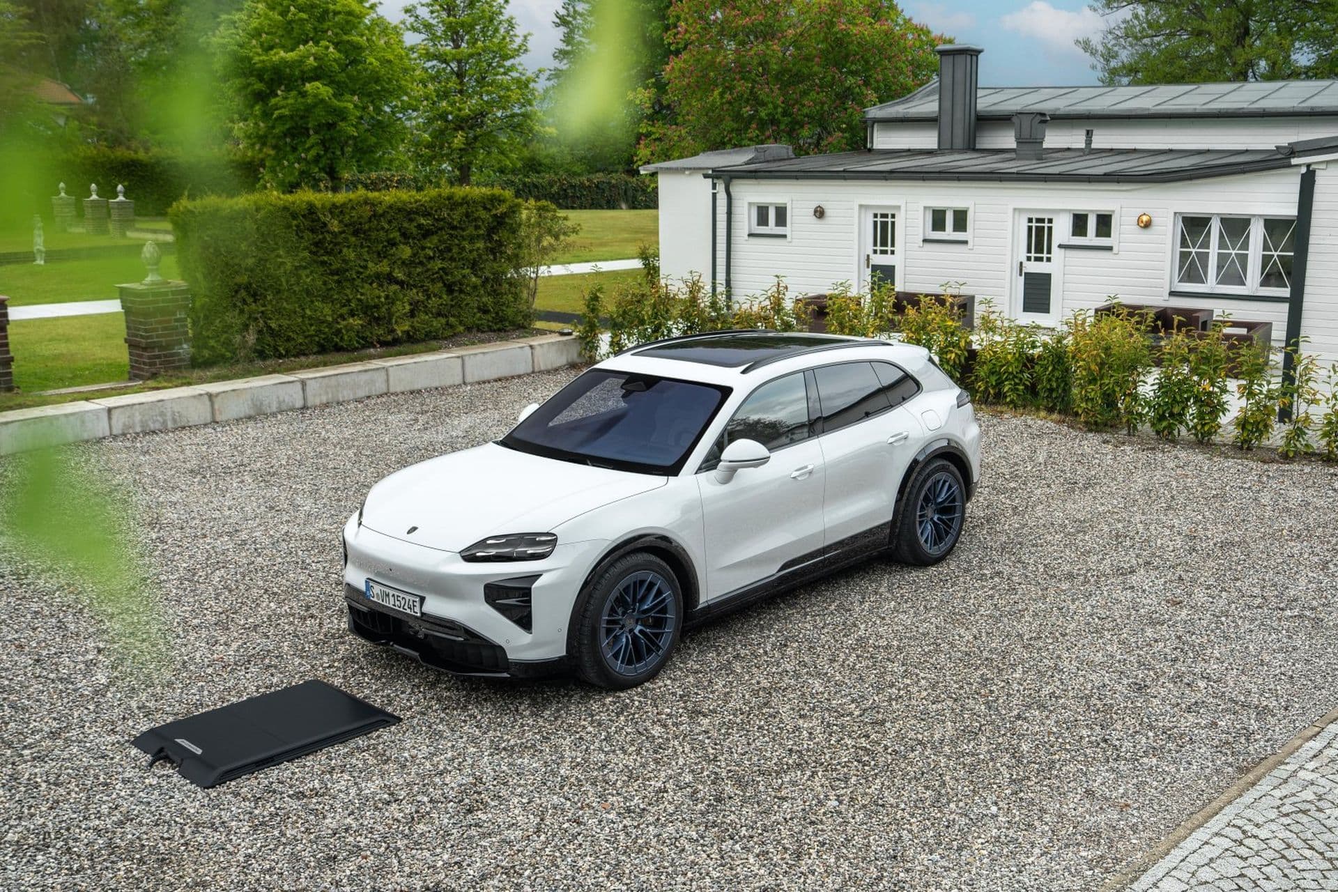 Porsche startet induktives Laden mit dem Cayenne Electric