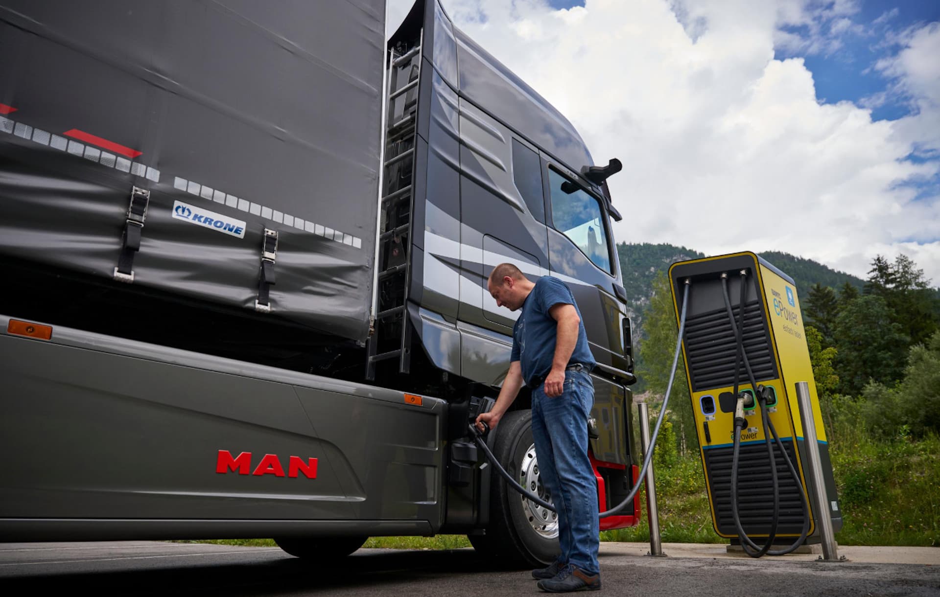 MAN eTGX schafft nun bis zu 720 Kilometer und lädt mit 750 kW