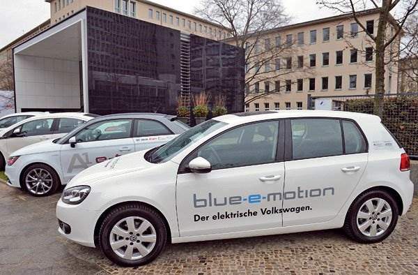 VW-Golf-blue-e-motion
