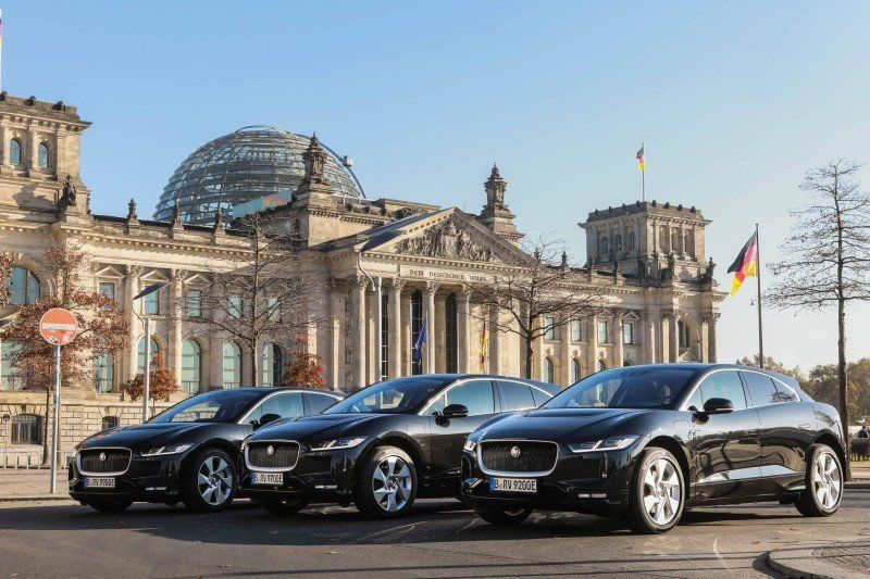 Jaguar I-PACE vorm Bundestag