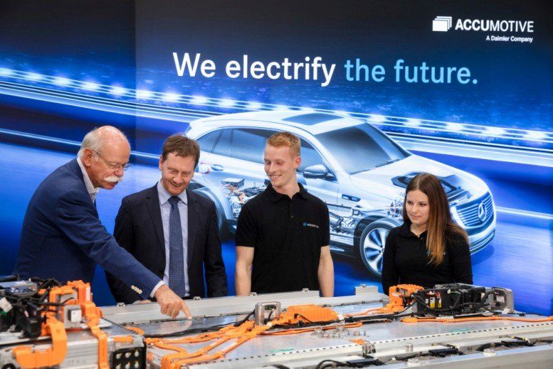 Bei einem Besuch im Werk in Kamenz erhielt Michael Kretschmer (2.v.l.), Ministerpräsident Sachsen, Einblicke in die Elektro-Strategie von Mercedes-Benz Cars