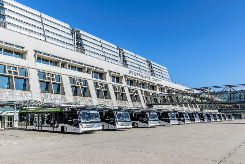 Flughafen Stuttgart mit E-Bussen vor Terminal