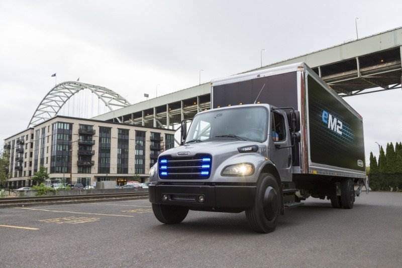Penske Truck Leasing Corporation erhält ersten vollelektrischen Freightliner eM2