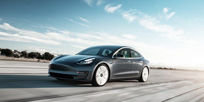 Tesla Model 3 bei voller Fahrt
