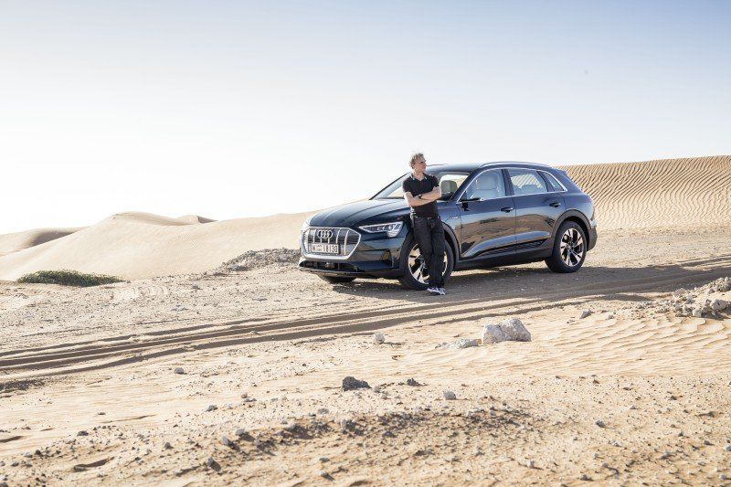 Audi e-tron in Unterwegs mit dem Audi e-tron im Emirat Abu Dhabi
