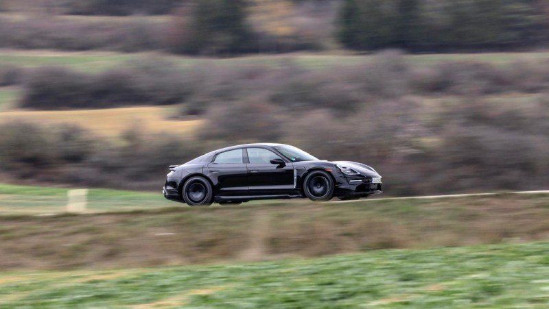 Porsche Taycan nimmt Fahrt auf