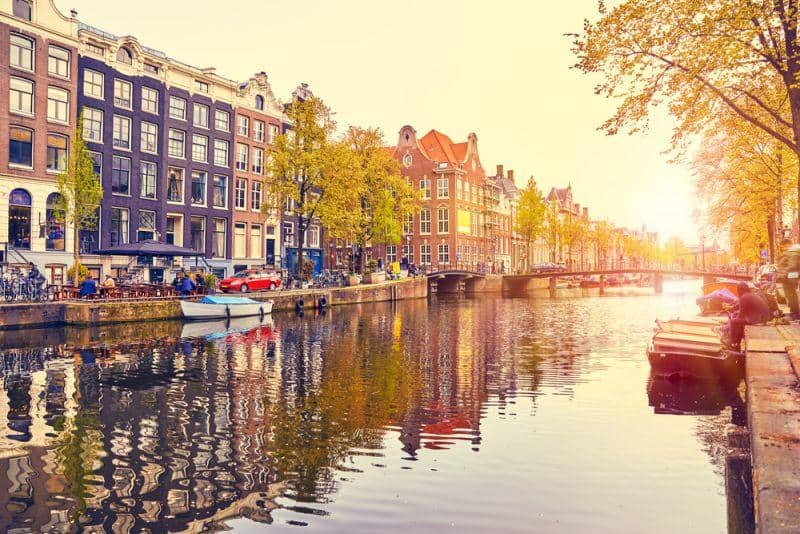 Amsterdam setzt auf smarte Ladestationen