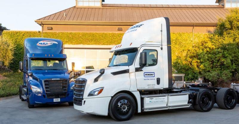 Daimler übergibt erste elektrische Freightliner eCascadia an US-KundenDaimler delivers its first electric Freightliner eCascadia to US customers